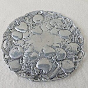 Apple plate Peltrina 80-7066 studded feet‎ 8" leaves silver plated kitchenware